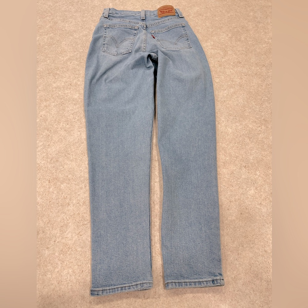WOMENS LEVI’S HIGH WAISTED MOM JEAN IN A LIGHT WASH BLUE DENIM 80’s VIBE SIZE 25 - Picture 9 of 16